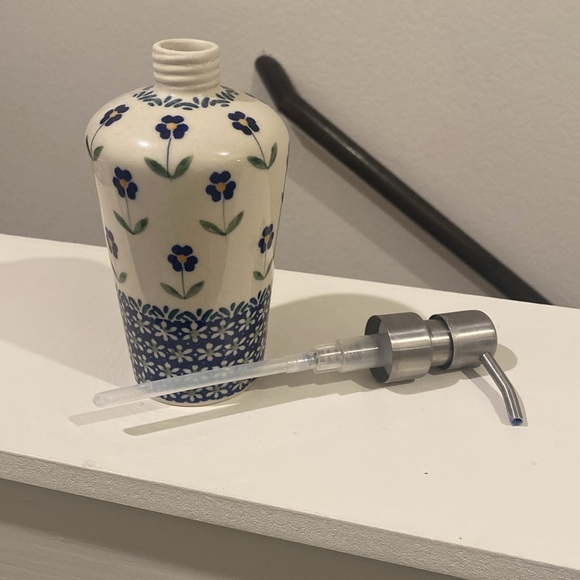 MANUFAKTURA
Blue Daisy Soap Dispenser - Picture 3 of 4